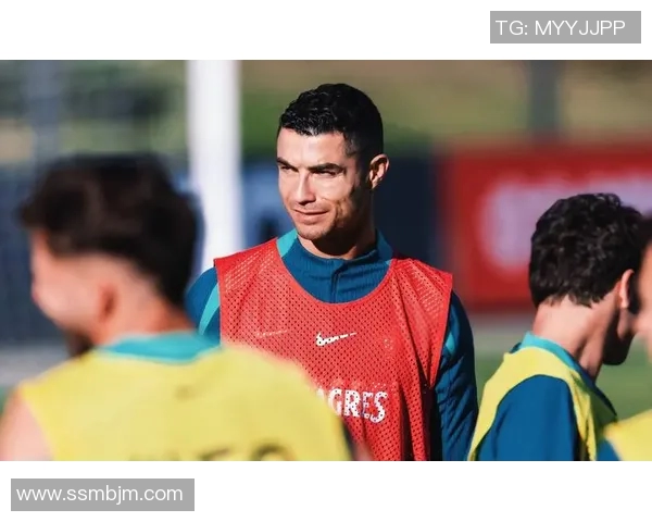 球迷冲进场内上演疯狂一幕C罗球衣被抢引发热议 球迷冲进场内上演疯狂一幕C罗球衣被抢引发热议