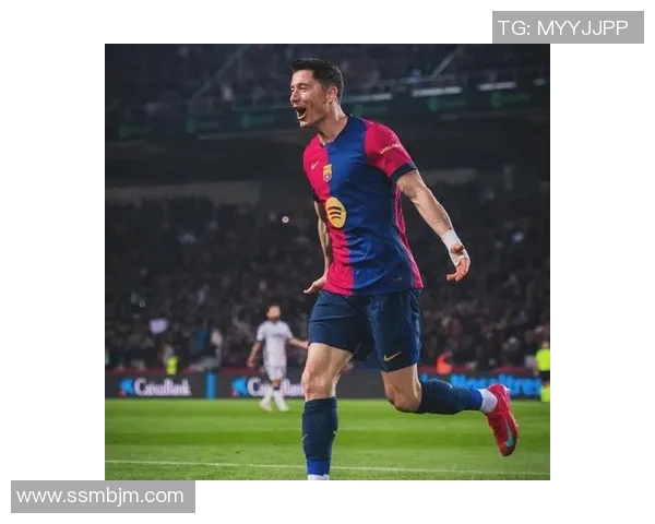 莱万在欧冠赛场火力全开10场12球领跑射手榜稳获金靴荣誉